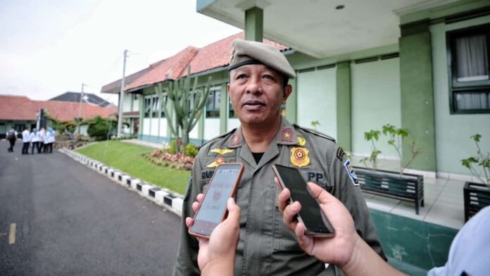 Satpol PP Kota Bandung dan oknum PKL Kawasan Dalem Kaum Bentrok
