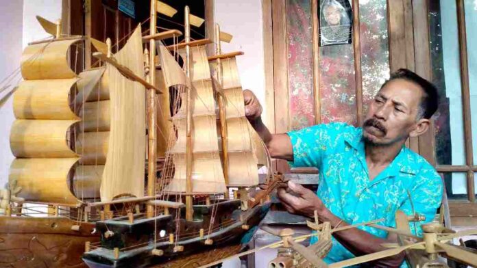 Miniatur Kapal Limbah Bambu