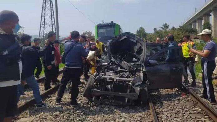 cegah kecelakaan Dishub Bandung Barat pasang palang pintu perlintasan kereta api