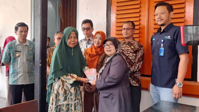 Penyaluran bantuan dampak el nino di Kota Banjar