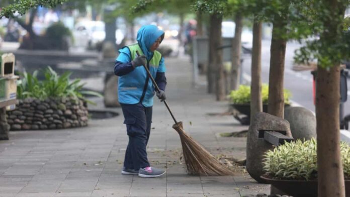 timbunan sampah di Kota Bandung pada malam tahun baru mencapai 64 ton