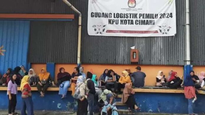 KPU Kota Cimahi Jawa Barat menghentikan pekerjaan sortir lipat surat suara Pemilu 2024