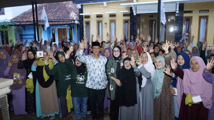 Rina Saadah bersama emak-emak di Purwasari Kuningan