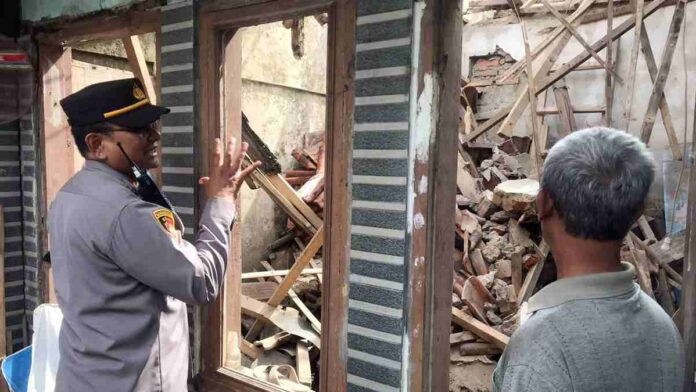 Tak Ada Hujan dan Angin, Rumah di Garut Tiba-tiba Ambruk