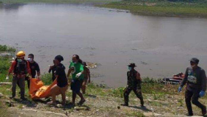 tim SAR gabungan mengevakuasi mayat perempuan yang mengambang di Sungai Citarum di Bandung Barat