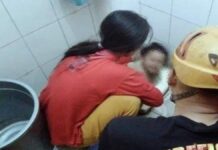 tangan bocah tersangkut lubang kloset