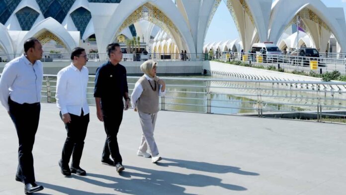 tinjau kolam masjid Al Jabbar