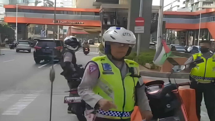 Viral Polisi Tilang Pengawal Ambulans