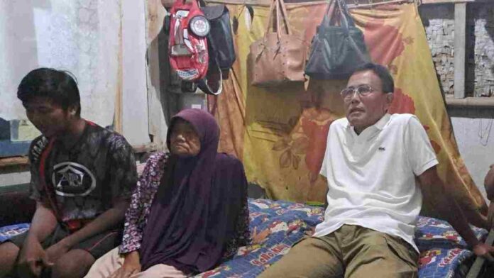 Rumah mak kanis ambruk