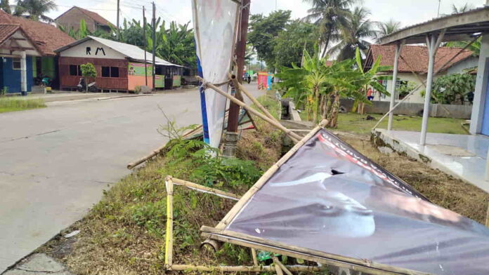 APK bertumbangan di tepi jalan Kota Banjar