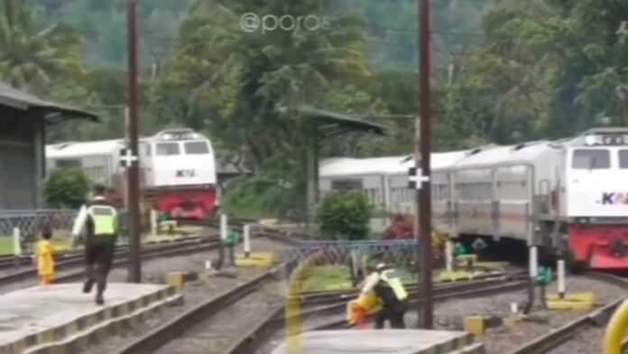 Aksi Heroik Petugas Stasiun Cibatu Garut Selamatkan Bocil Bermain di Rel Kereta