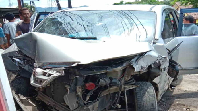 Alami Pecah Ban, Minibus Alami Kecelakaan, Tabrak Pagar Rumah Warga di Banjarsari Ciamis