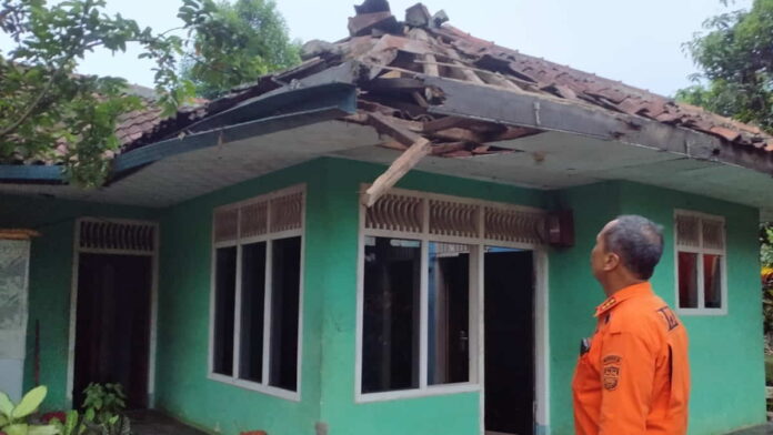 Atap rumah warga Kota Banjar ambruk