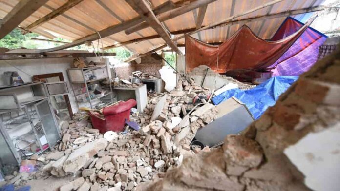 kerusakan bangunan akibat dampak gempa bumi di Sumedang