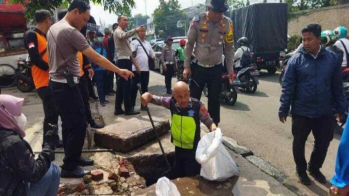 bersihkan saluran drainase di Kota Cimahi