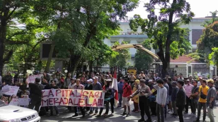 Unjuk rasa PKL Dalem Kaum Bandung menolak relokasi