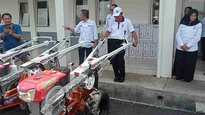 Distribusikan Traktor dan Handsprayer kepada Kelompok Tani, Ini Harapan Bupati Ciamis