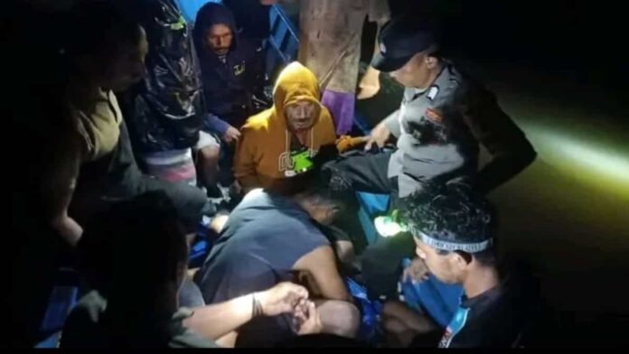 evakuasi warga terdampak banjir di Halmahera Selatan