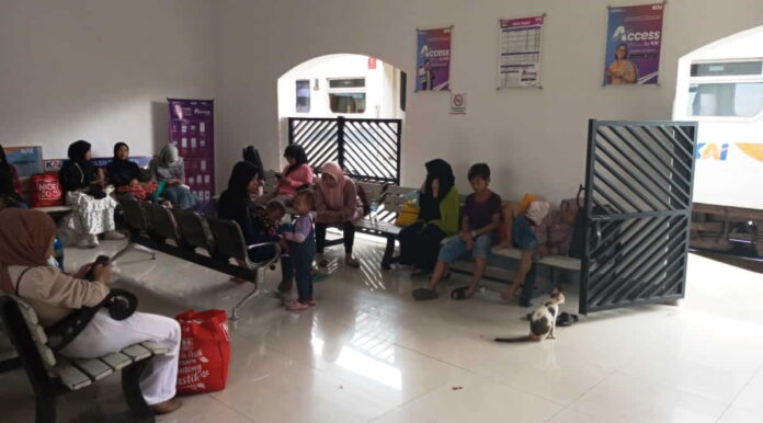 KA Turangga Vs KA Bandung Raya
