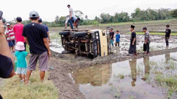 Hindari Pemotor, Truk Bermuatan Galon Terguling ke Sawah di Banjarsari Ciamis