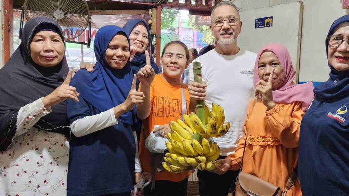 Idris Sandiya Terharu Dihadiahi Warga Satu Tandan Pisang