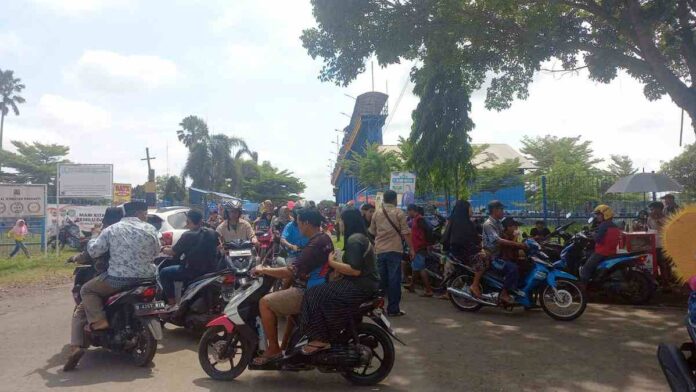 Jadi Tujuan Wisata Libur Tahun Baru, Bendung Manganti Ciamis Dipadati Pengunjung
