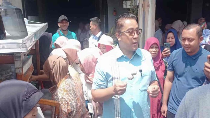 Dede Yusuf jajan bakso dan cemilan makanan pelaku UMKM