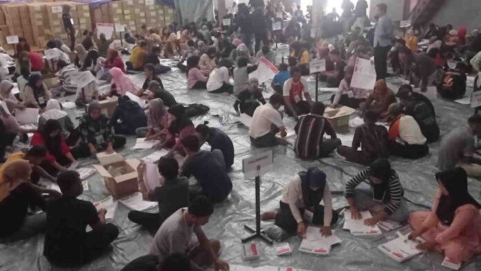 KPU Ciamis Libatkan 550 Orang untuk Sortir dan Lipat Surat Suara Pemilu 2024