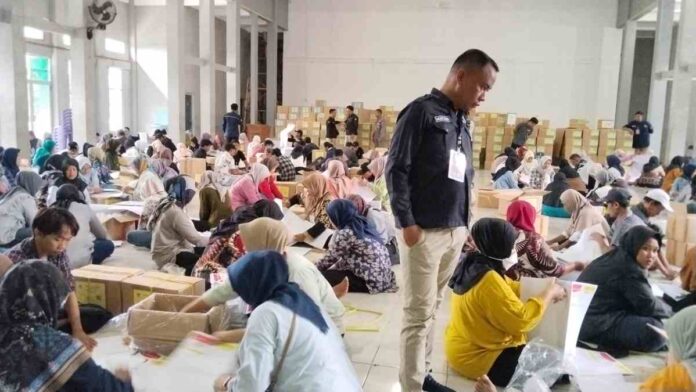 KPU Pangandaran Libatkan 265 Orang untuk Sortir dan Lipat Surat Suara