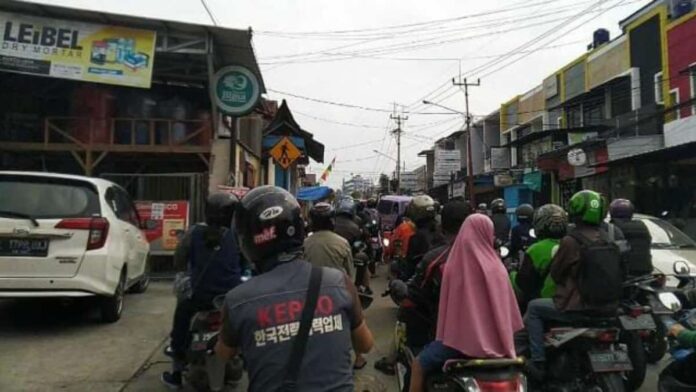 Kemacetan arus lalu lintas di Jalan Daeng Muhammad Ardinwinata Cimahi