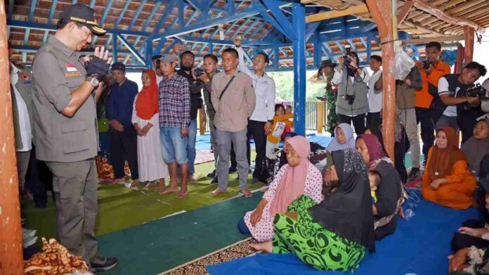 Kunjungi Lokasi Longsor di Subang, Kepala BNPB Segera Perbaiki PDAM yang Rusak