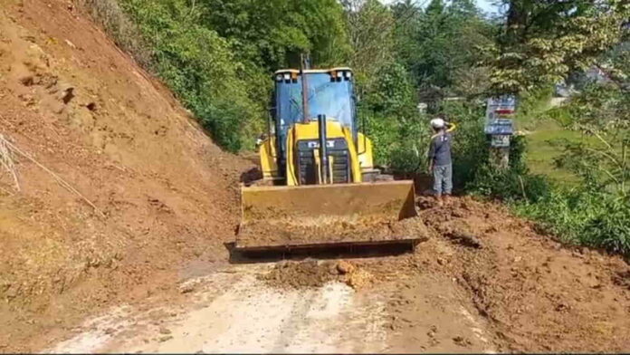 Longsor Timbun Jalur Banjarwangi Garut