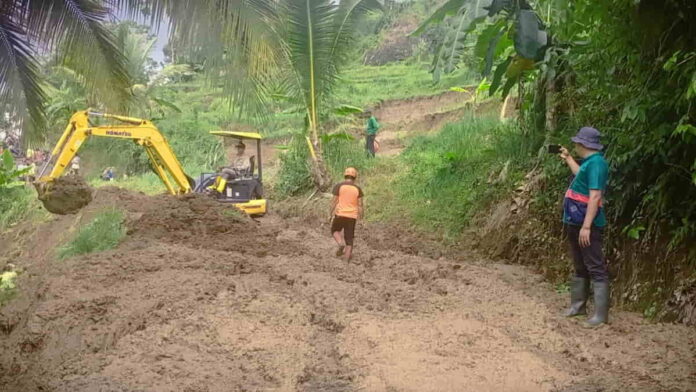 Longsor Tutup Akses Jalan Dua Desa di Ciamis