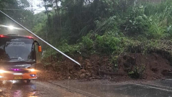 Longsor tutup jalan raya Tasikmalaya-Garut