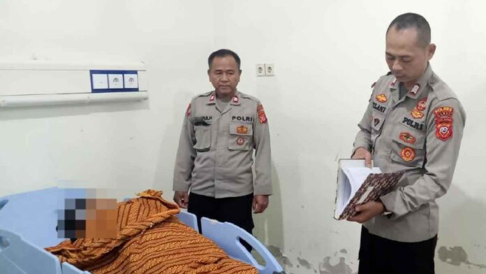 Mobil bak terbuka terbalik