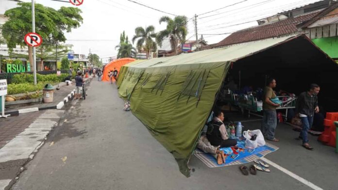 pasien di RSUD Sumedang terpaksa menempati tenda darurat akibat guncangan gempa