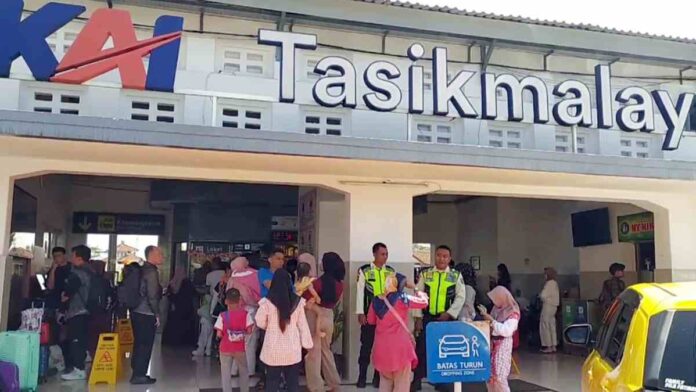 Ratusan Penumpang di Stasiun Tasikmalaya Antre Refund Tiket Kereta Api