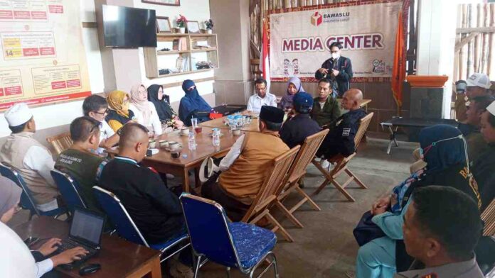 Relawan Paslon 01 dan 03 Kompak Laporkan Oknum Satpol PP Garut ke Bawaslu