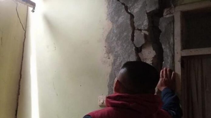 kerusakan rumah warga di Bandung Barat diduga dampak guncangan gempa di Sumedang