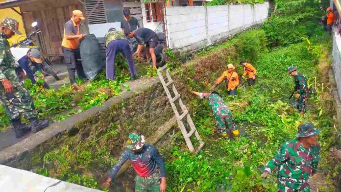 TNI Bersihkan Sungai