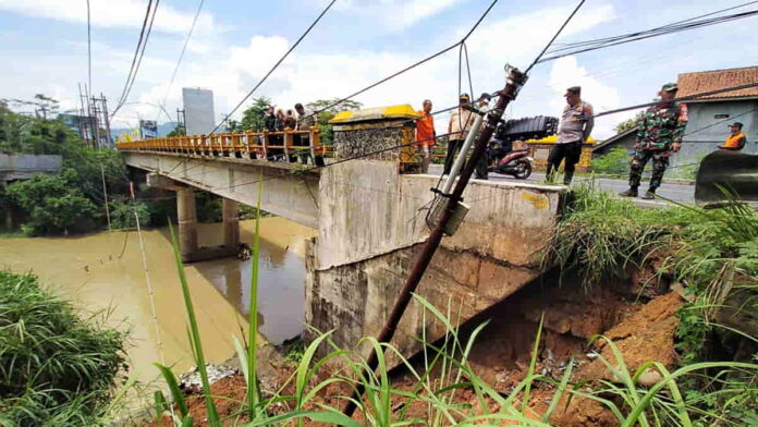 TPT Jembatan Cijolang Kota Banjar Longsor