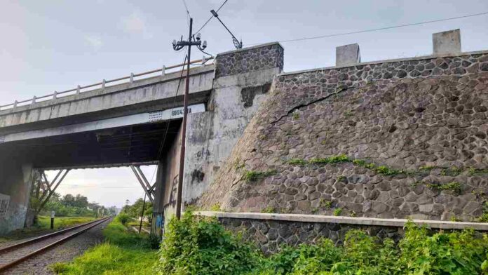 Tembok Penahan Tanah Jembatan Pintusinga Kota Banjar Retak