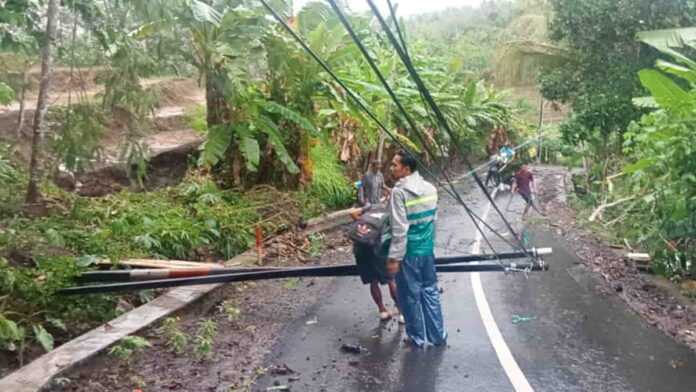 Tiang Telepon Roboh di Banjaranyar Ciamis