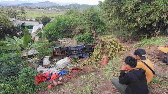 Truk Bermuatan Plastik Bekas