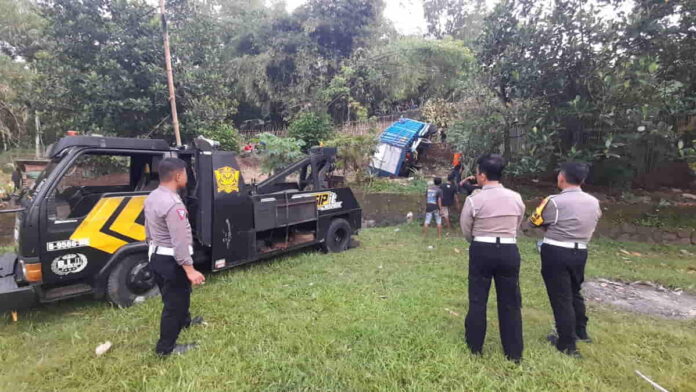 Truk terjun ke jurang di Kota Banjar