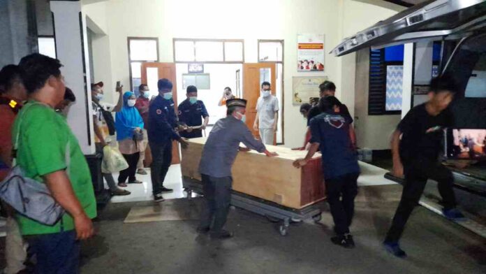 Jenazah Perempuan yang Terbungkus Selimut