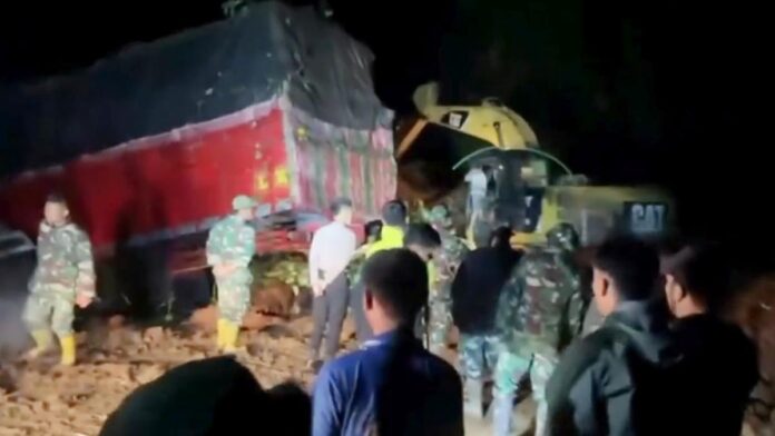 Bencana Longsor di Tapanuli Utara, Satu Keluarga Tewas Tertimbun dan 7 Mobil Tertimbun