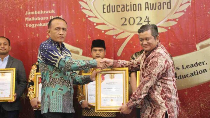 Mengawali Tahun 2024, MAN 1 Darussalam Ciamis Raih Penghargaan The Best Islamic High School with Quality Program