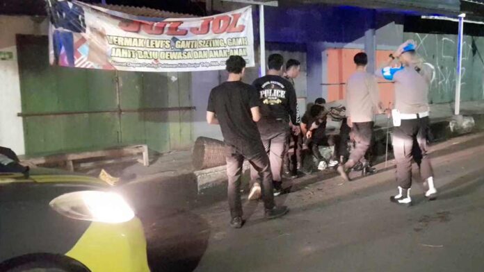 Kedapatan Bawa Senjata Tajam, Dua Pemuda di Kota Banjar Terancam Hukuman 5 Tahun Penjara