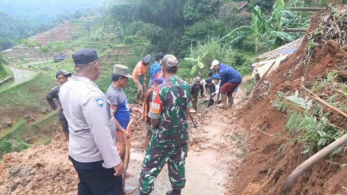 Longsor terjang Cipangramatan Garut